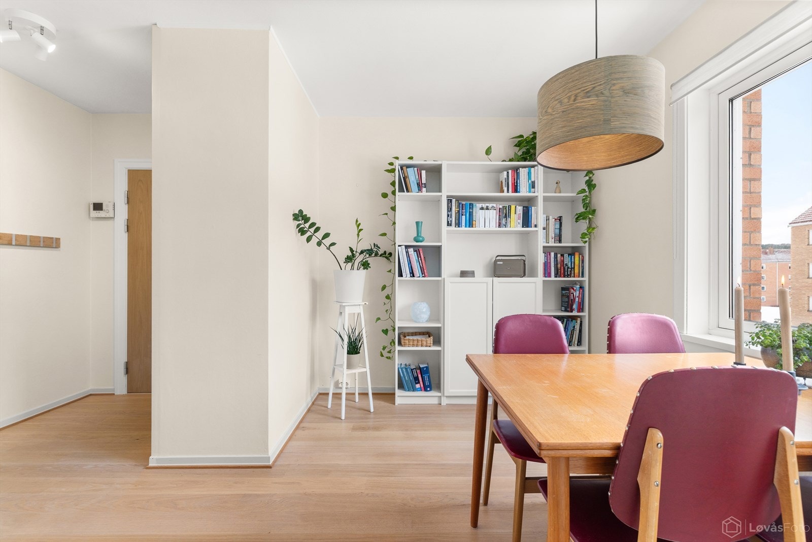 Leiligheten er malt i tidsriktige farger. Her er det mulighet for å etablere et ekstra soverom. Galleribilde