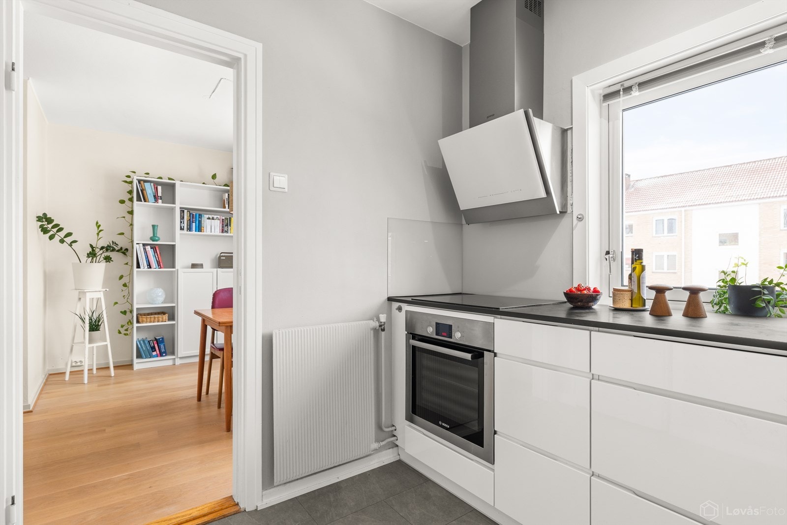 Svært lys og attraktiv leilighet. Lekkert og tidløst Kvik kjøkken fra 2017. På kjøkkenet er det rikelig med benke- og skapplass. Galleribilde