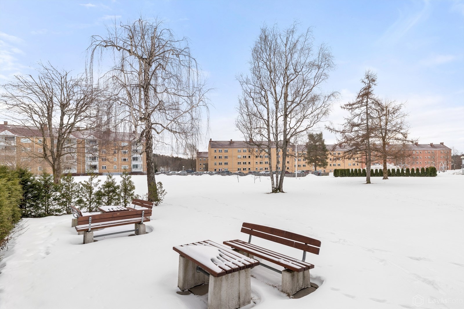 Rett utenfor døren er det store grøntområder, sitteplasser og flere lekeplasser. Galleribilde