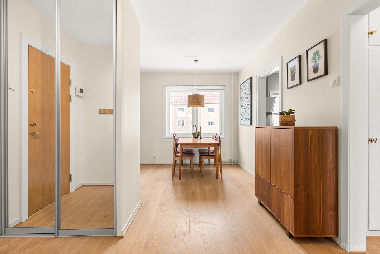 Romslig entrè med god plass til oppbevaring av sko og yttertøy i skyvedørsgarderobe. Ellers er det rikelig med lagringsplass i loft- og kjellerbod. Galleribilde