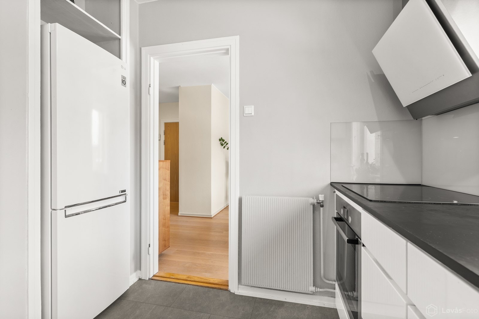 Kjøkkenet har integrerte hvitevarer som stekeovn, platetopp og oppvaskmaskin. Frittstående kjøl/frys. Galleribilde