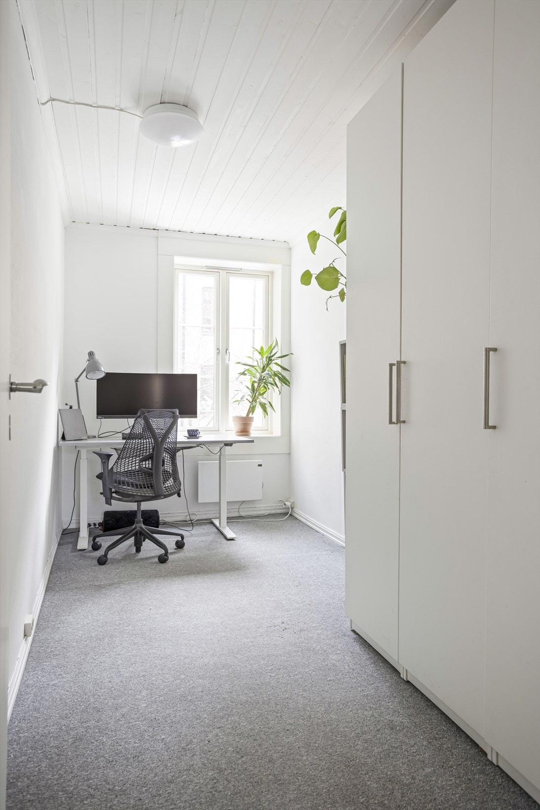 Boligens andre soverom, er i dag innredet som en kombinasjon av garderobe og hjemmekontor. Galleribilde