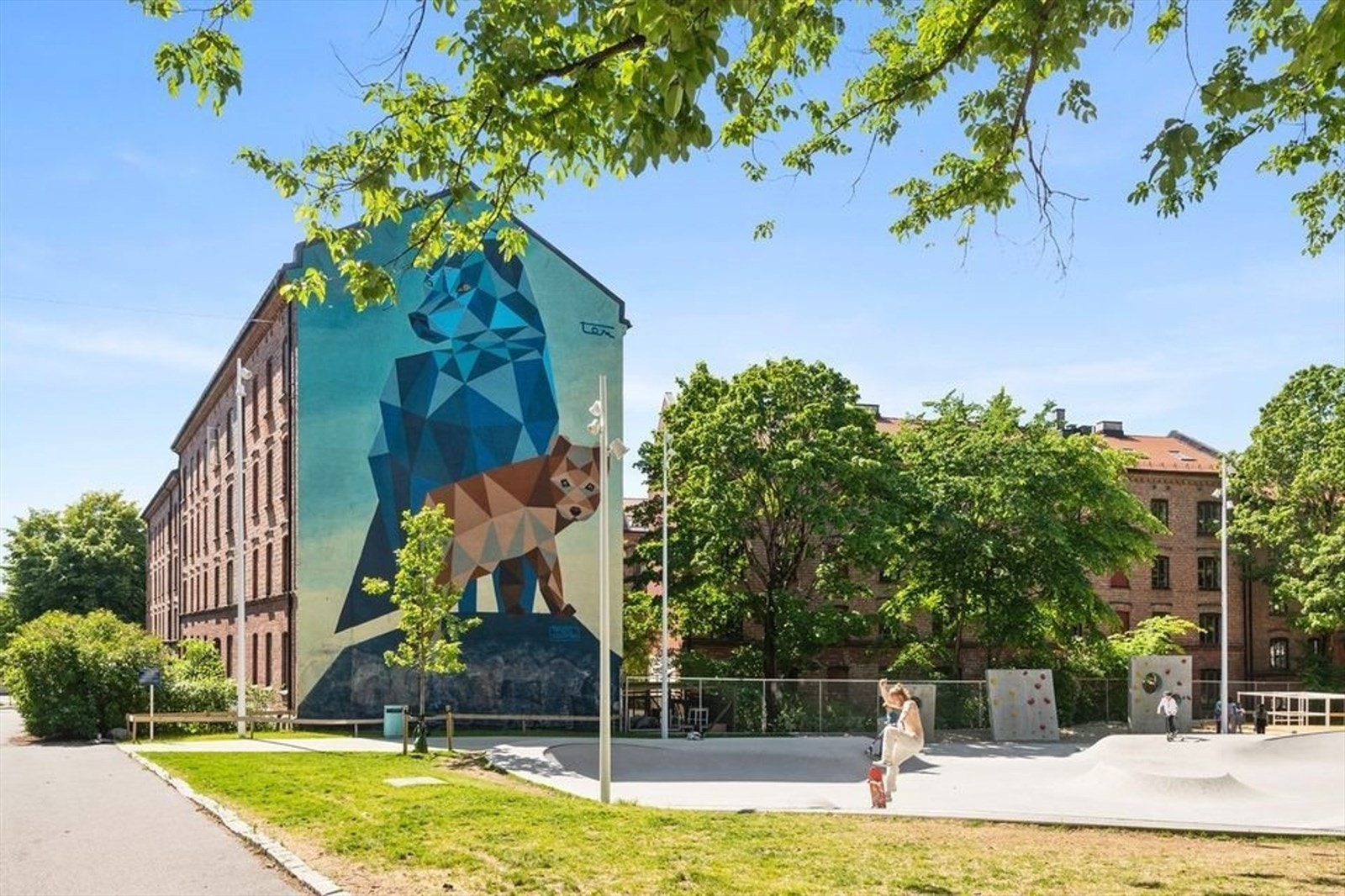 Fra eiendommen er det kort gangavstand til Lakkegata barneskole, Vahl barneskole og Sofienberg ungdomsskole. Det finnes et godt utvalg av barnehager i nærområdet, deriblant Lakkegården og Sjokoladefabrikken barnehager. Galleribilde