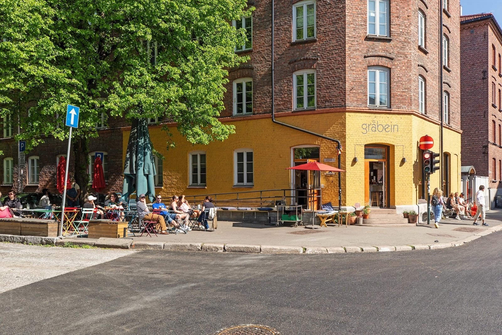 Nabolagskaféen Gråbein Bar har ulike arrangementer som konserter og quiz. Hver sommer holdes "Gråbeinfestivalen!" Galleribilde