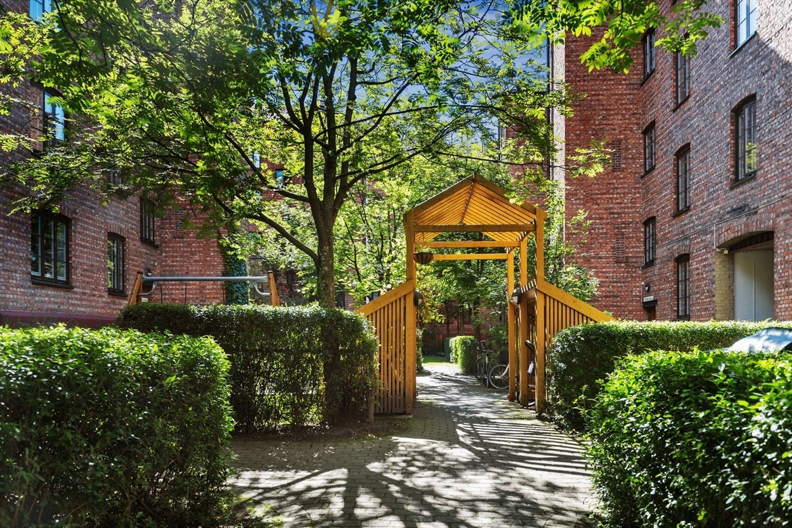 Dette er et ettertrakted borettslag som passer for både store og små. I nabogården finner du også den kjente museumsleiligheten Gråbein: https://www.oslomuseum.no/besok-oss/museumsleiligheten-grabein/ Galleribilde