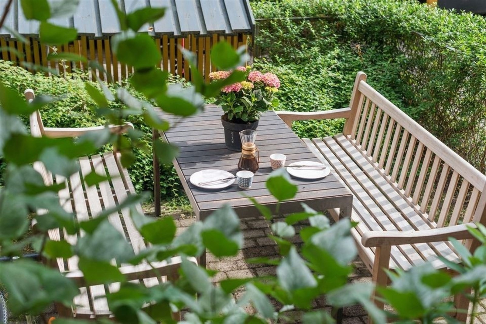 Dette er et borettslag som er sterkt engasjert i et godt naboskap og det er både utekjøkken, grill og sittegrupper i bakgården. Galleribilde