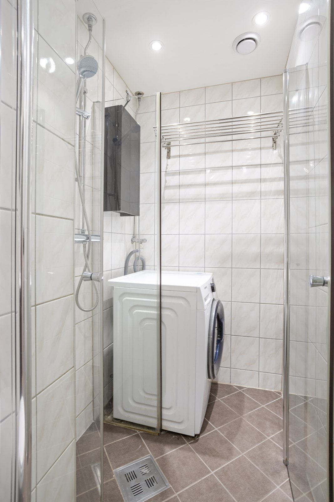 Baderommet ble rehabilitert av borettslaget i 2015, og er utstyrt med eget område til vaskemaskinen. Galleribilde