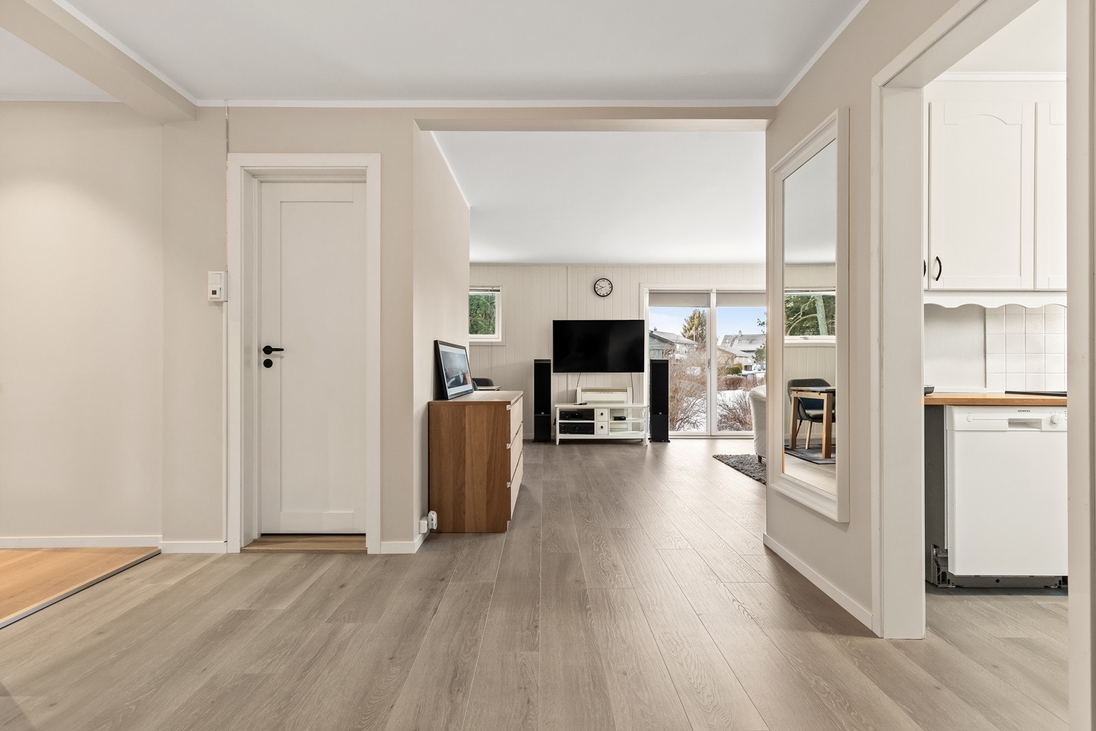 Fra gangen er det en åpen og innbydende passasje inn mot stuen. Galleribilde