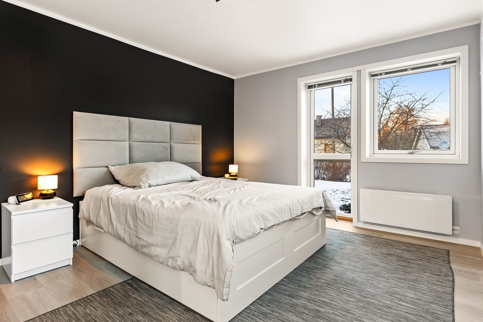 Hovedsoverommet er av god størrelse med plass til dobbeltseng og tilhørende møblement. Galleribilde