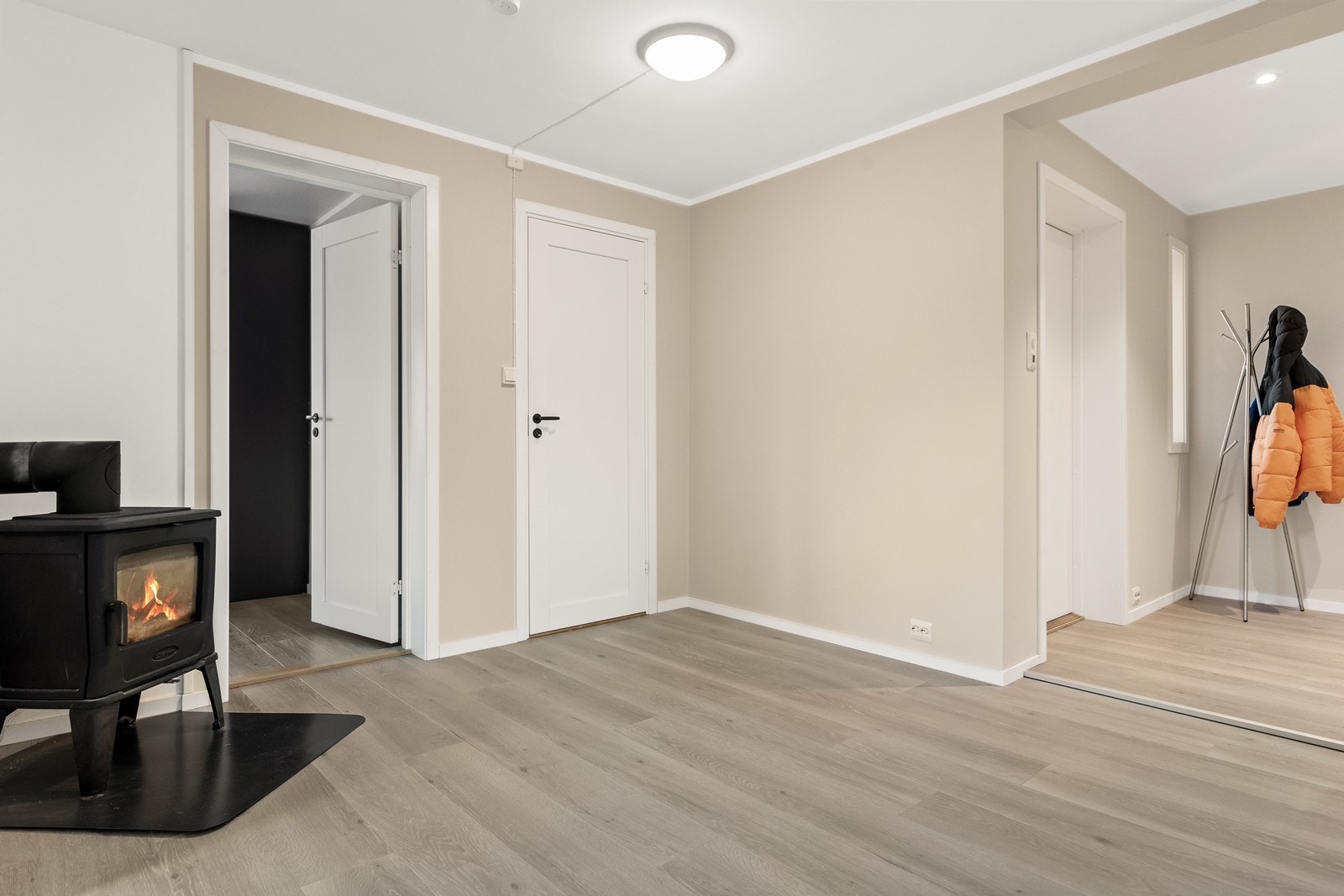 Boligens gang binder rommene sammen på en effektiv måte. Galleribilde