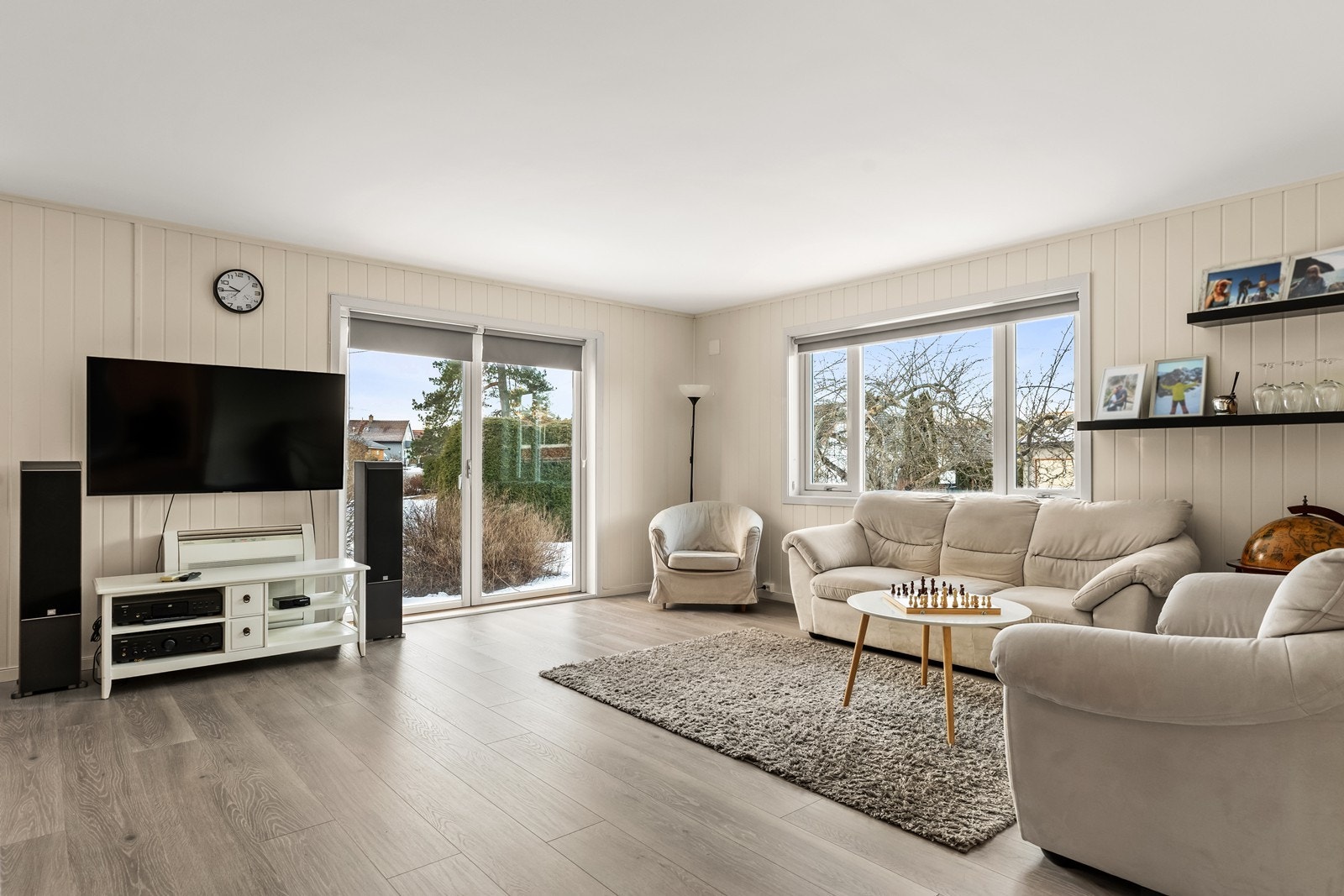 Stuen er romslig med store vindusflater som gir rikelig med naturlig lys. Galleribilde