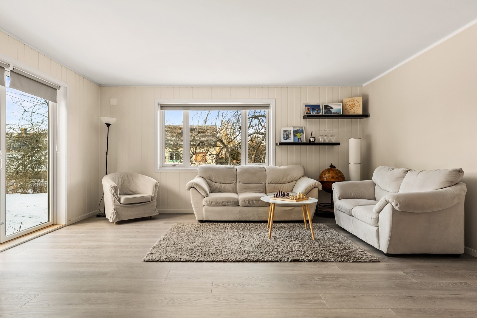 Her er det god plass til en komfortabel sofagruppe. Galleribilde