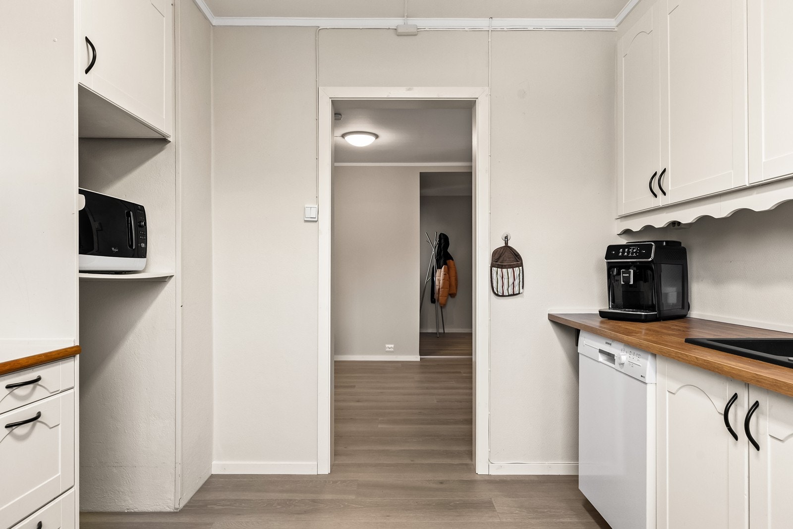 Kjøkkenet er et separat rom, men med enkel adkomst fra boligens gang. Galleribilde