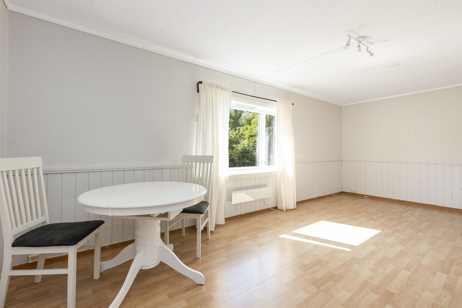 Romslig stue. Galleribilde