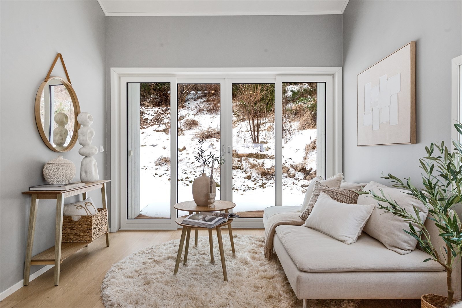 Fra stuen er det utgang til terrasse og hage- her kan de gode sommerdagene nytes Galleribilde