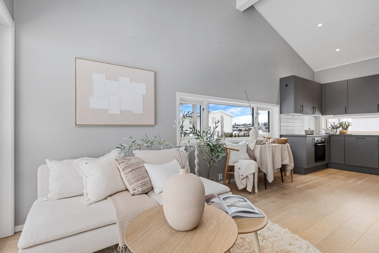 Åpen løsning mellom stue og kjøkken Galleribilde