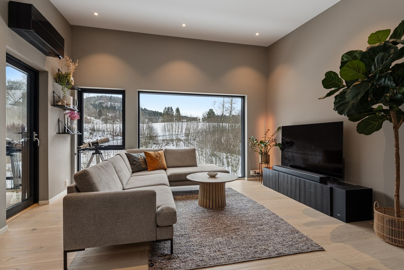 Stue som tilbyr rikelig med sollys, og utgang til balkong Galleribilde