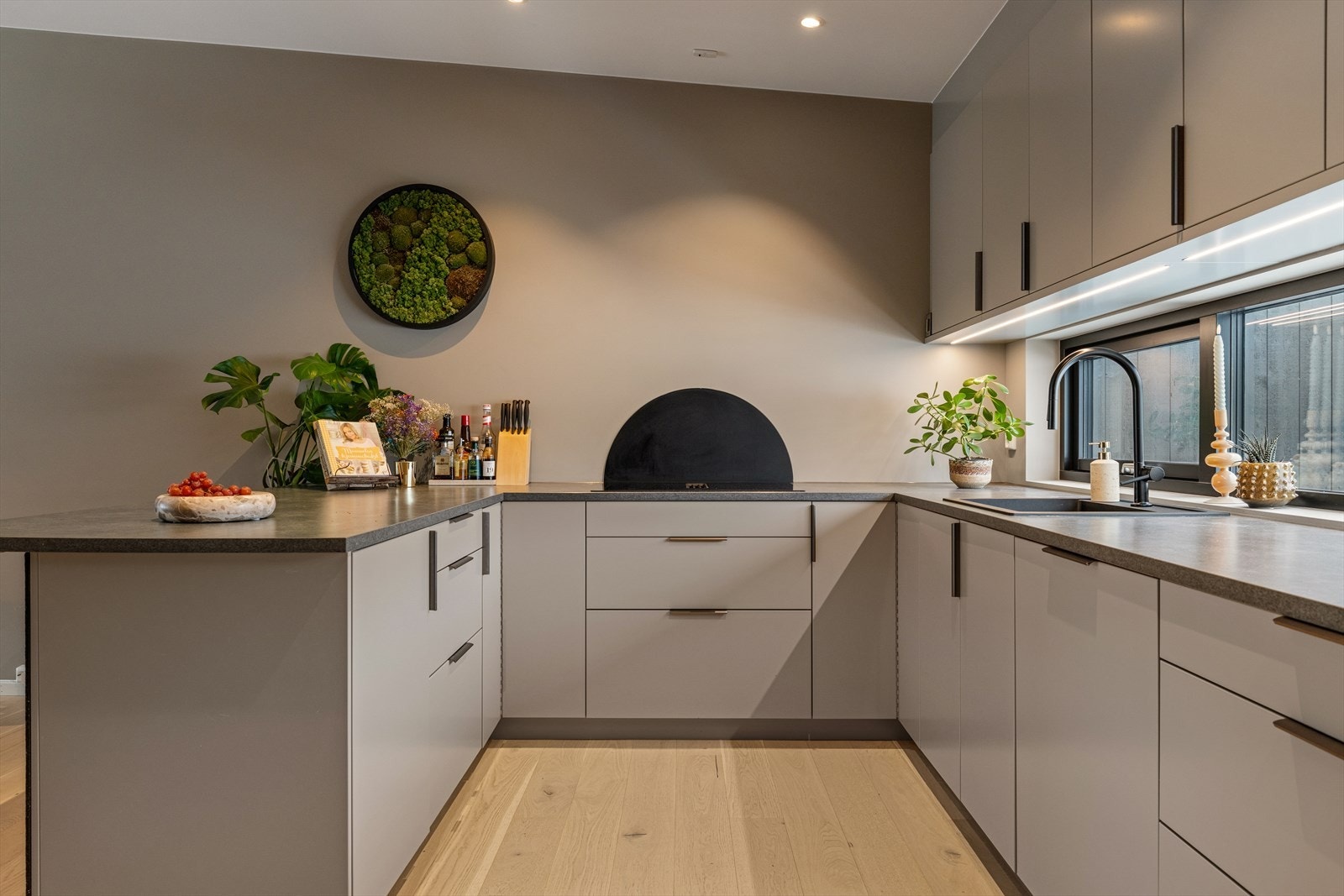 Stilrent kjøkken med integrert platetopp, kjøleskap/fryser og stekeovn. Galleribilde