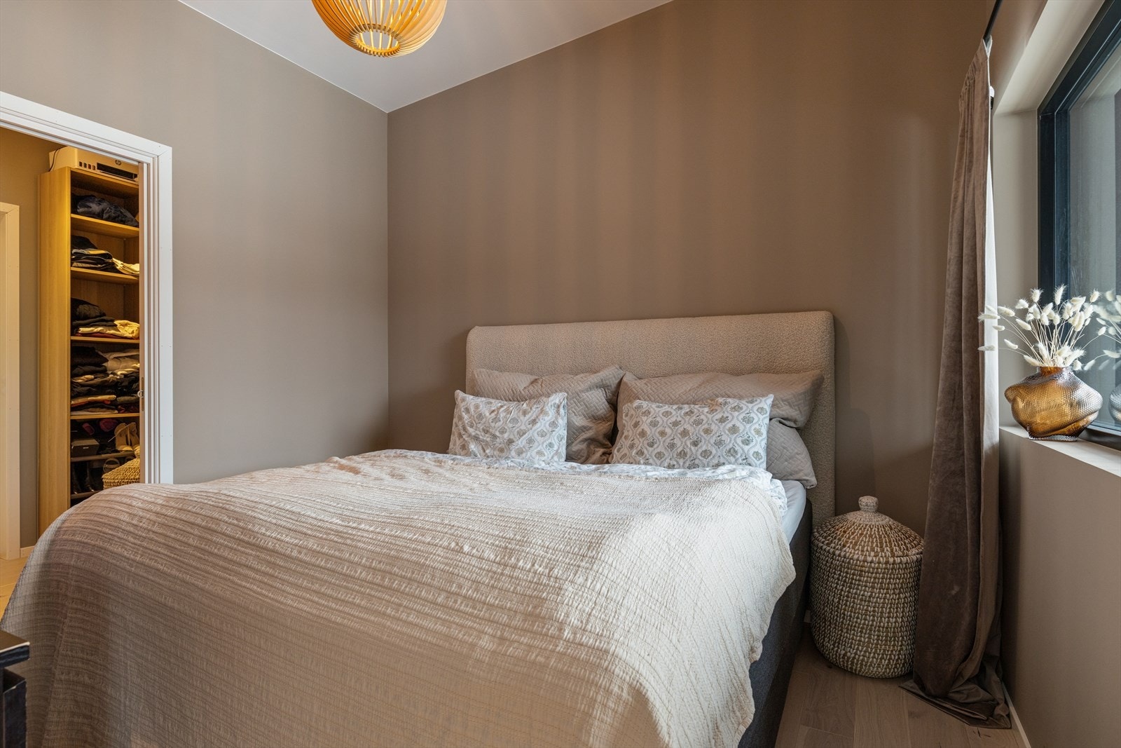 Soverom med tilknytning til bad og walk in garderobe Galleribilde