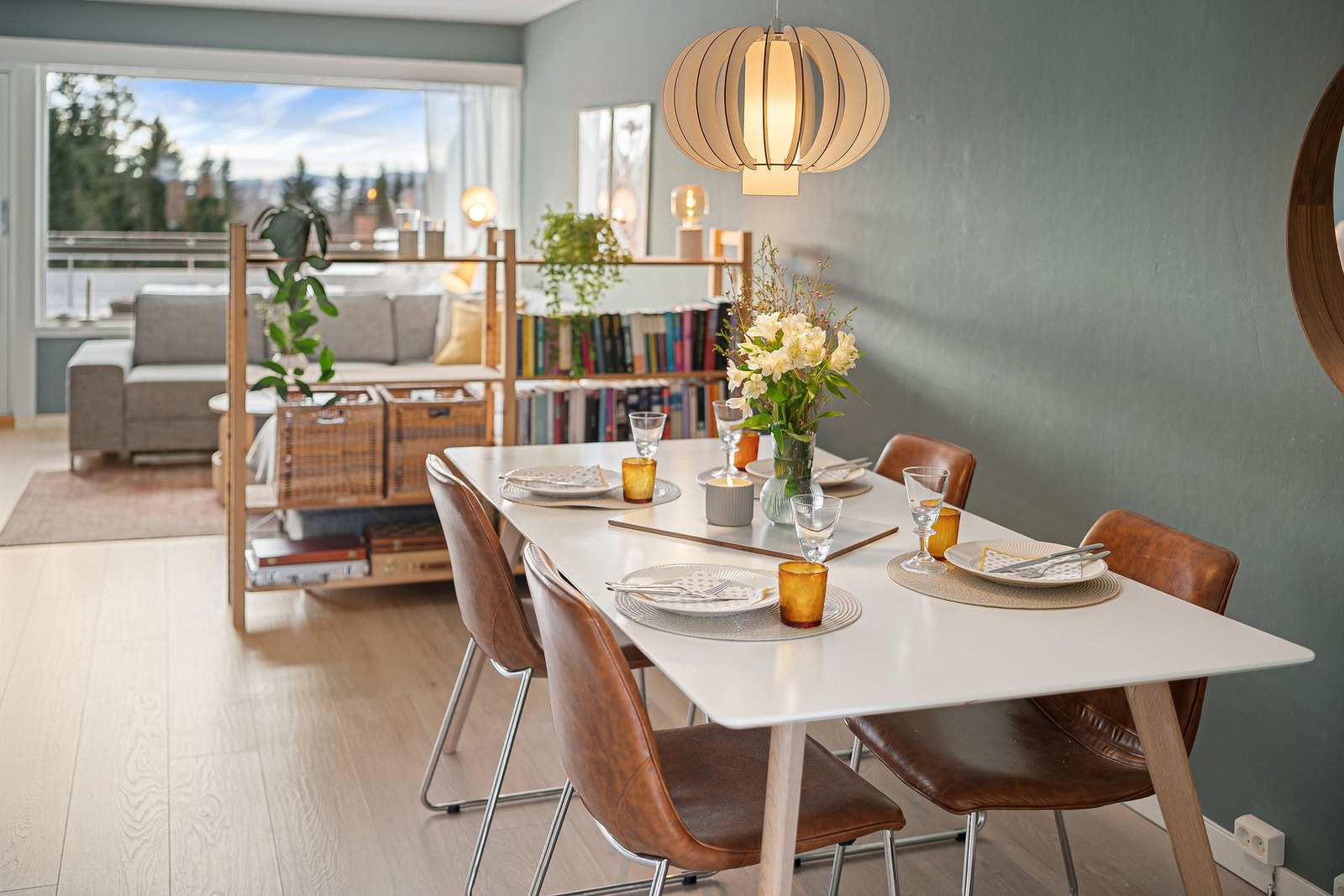 God plass til spisebord i skille mellom stue og kjøkken. Galleribilde