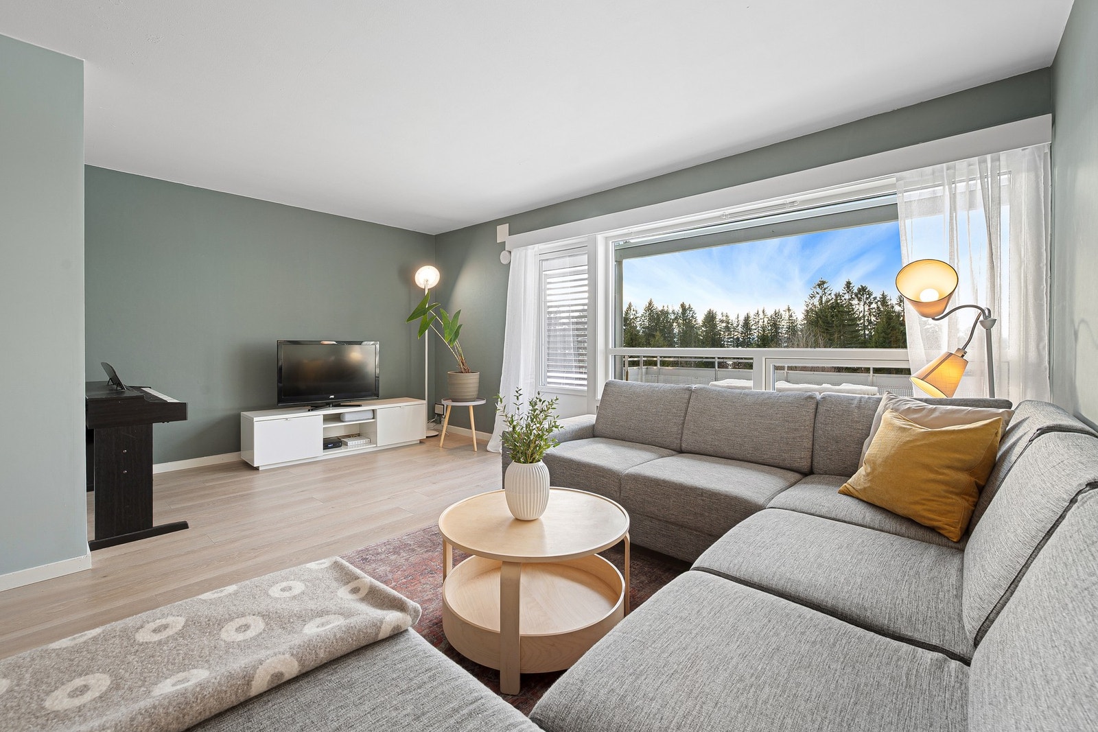 Store vindusflater gir mye naturlig lysinnslipp. Galleribilde