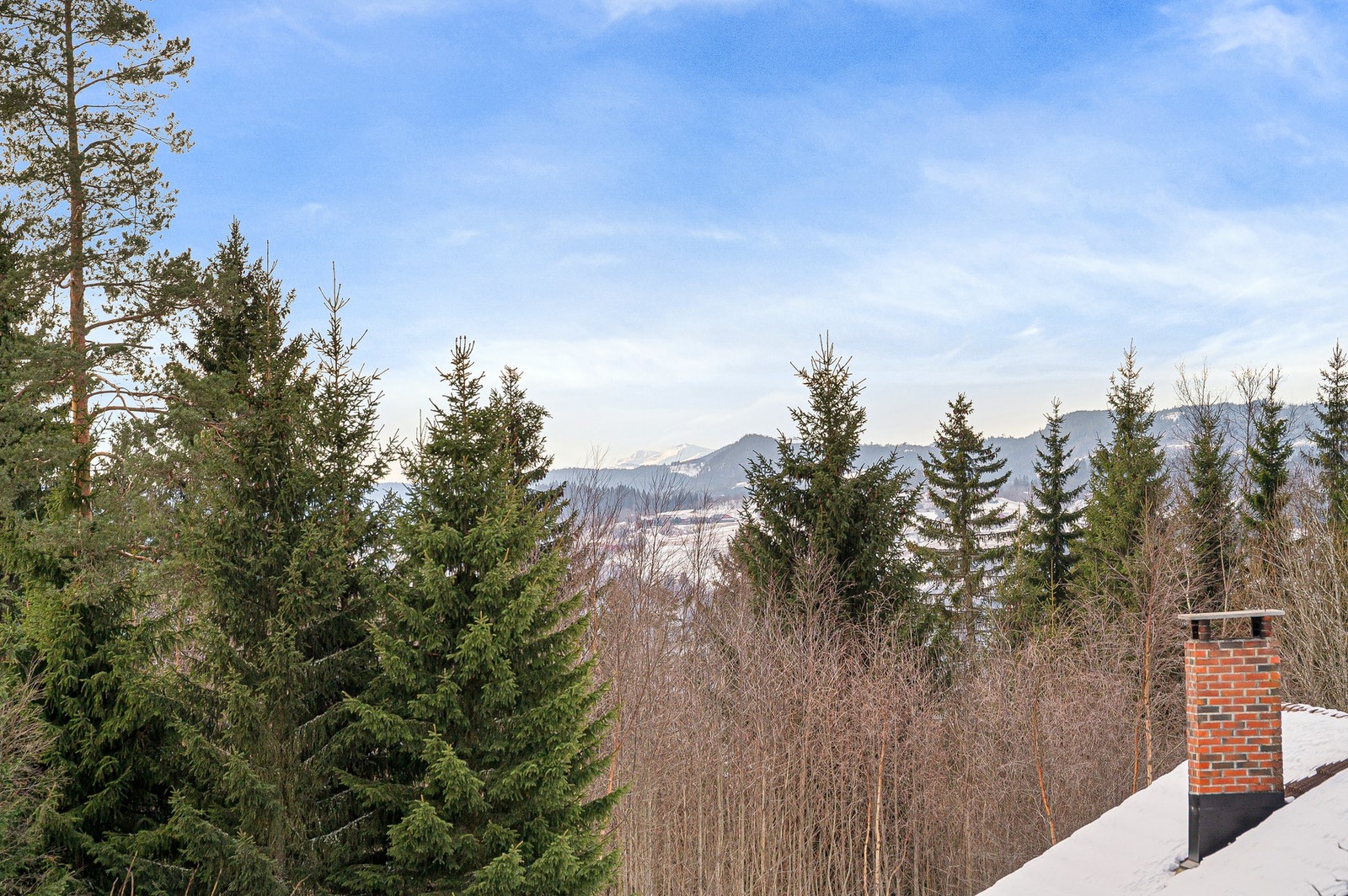 Utsikt fra balkong. Fellesvaskeri i 1.etasje, samt stor bod i kjeller for oppbevaring og kjølebod for matvarer. Galleribilde