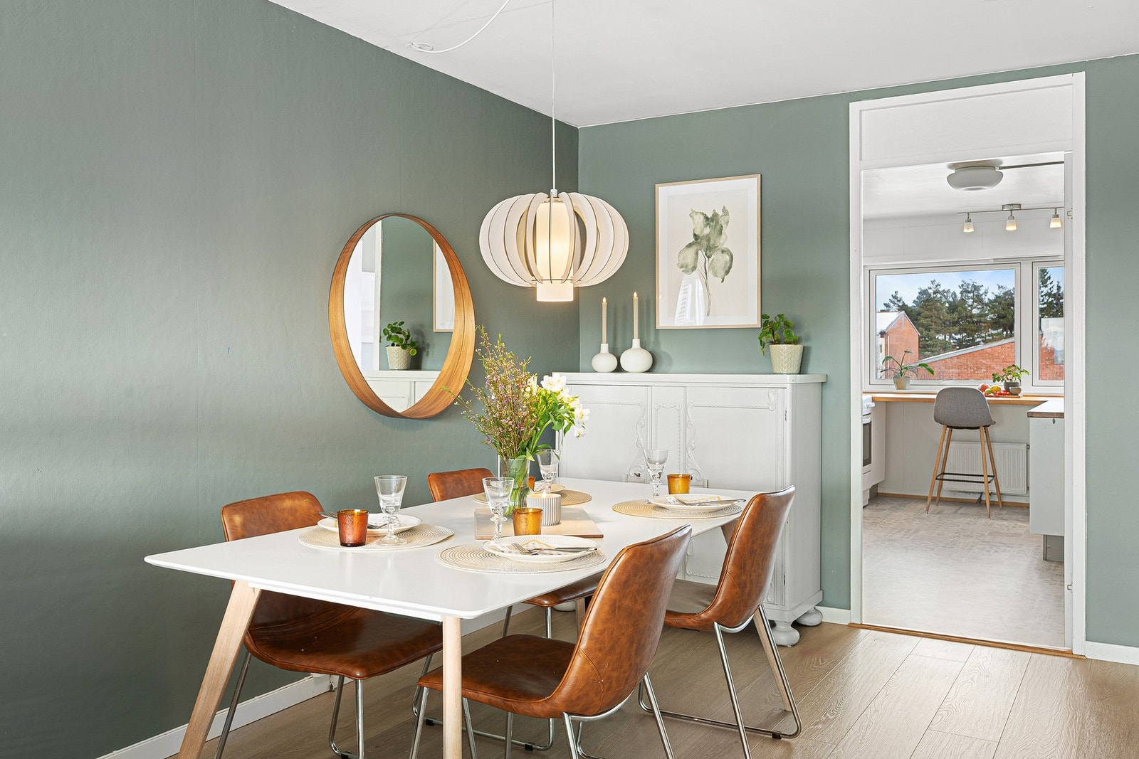 Det følger med p-plass og "alt" inkludert i felleskost. Galleribilde