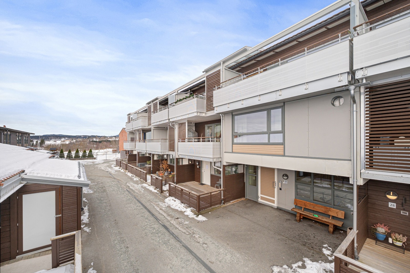 Leiligheten ligger i et barnevennlig område med gode solforhold og rolige omgivelser. Skogmusvegen ligger med et steinkast fra naturen, skogen og turområdene rundt området. Galleribilde