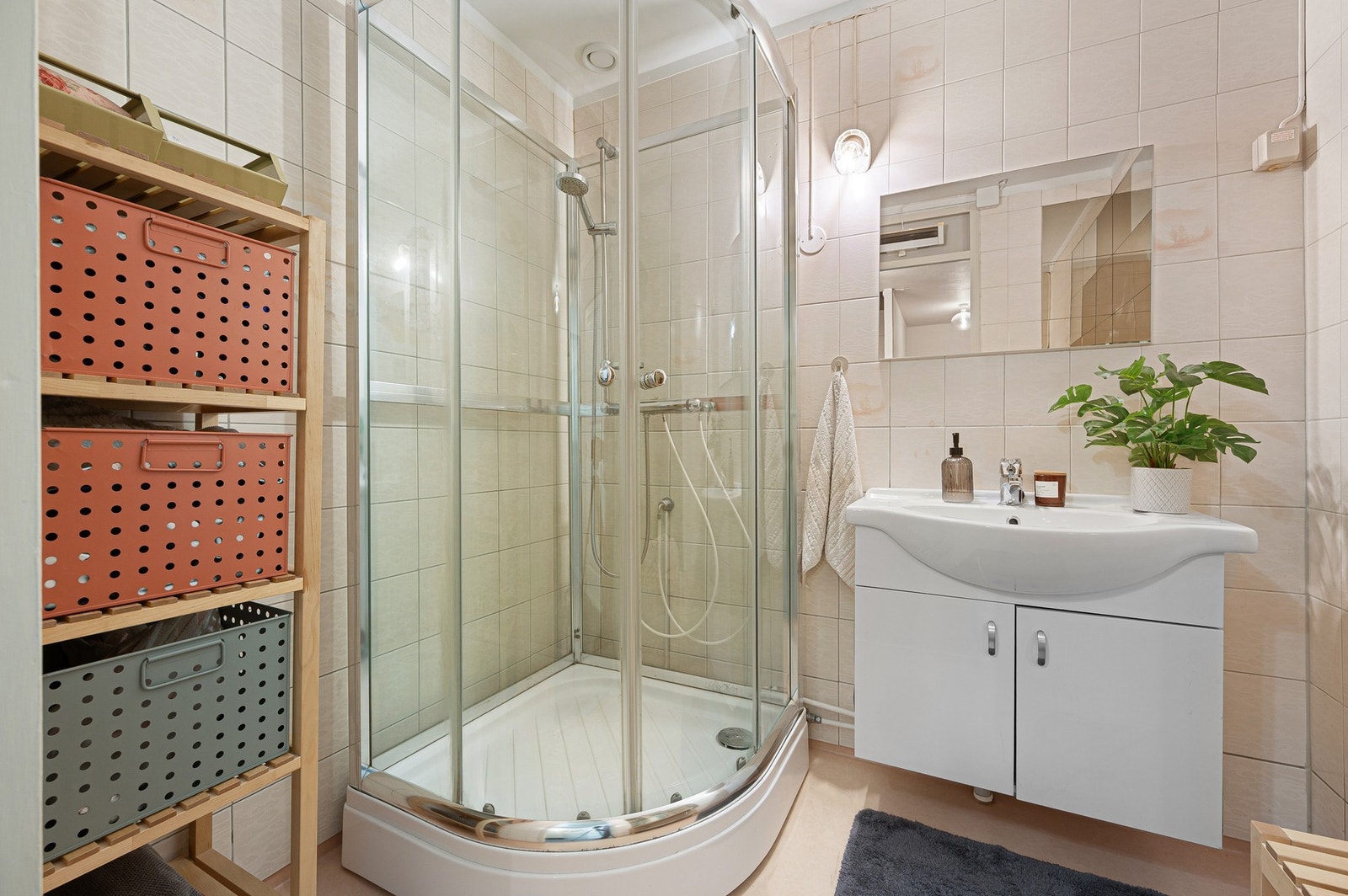 Bad er utstyrt med dusjkabinett. Galleribilde