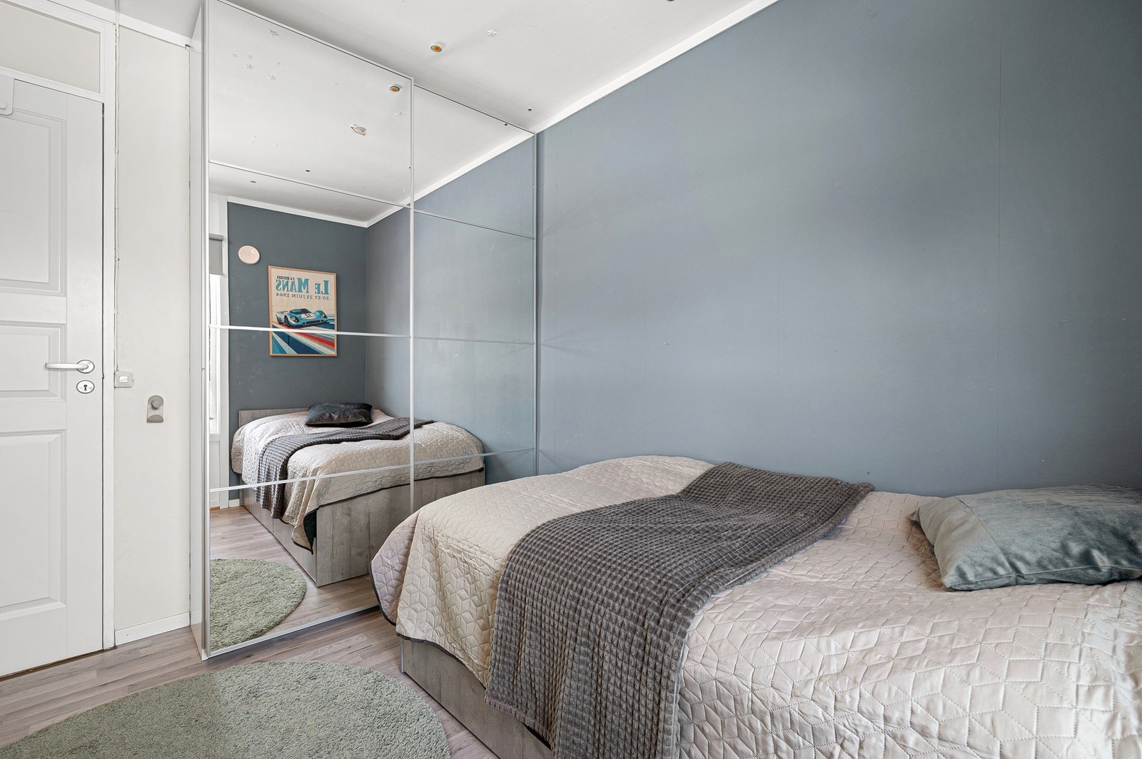 Soverom med god plass til dobbeltseng, utstyrt med garderobeskap. Galleribilde