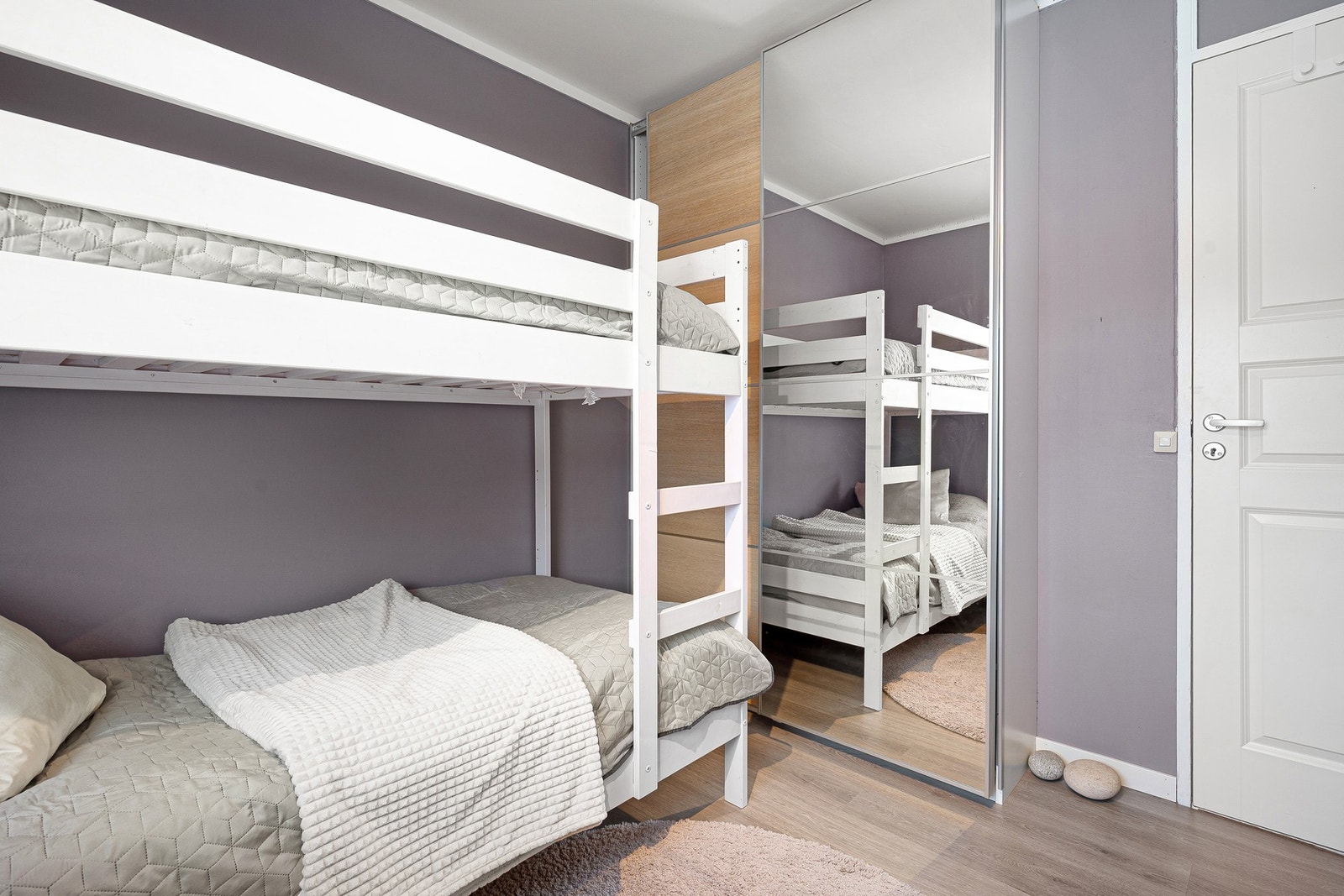 Garderobeskap på soverom med god plass til oppbevaring. Galleribilde