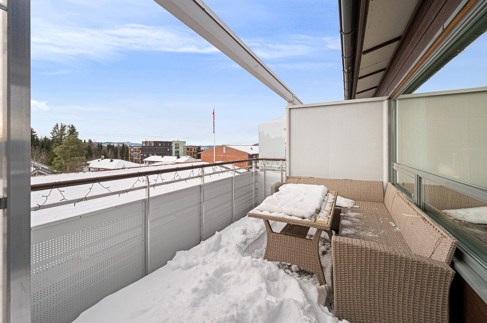 Balkong på 10,8m² med gode sol og utsiktsforhold. På sommerhalvåret er det sol fra 10-21 på balkongen. Galleribilde