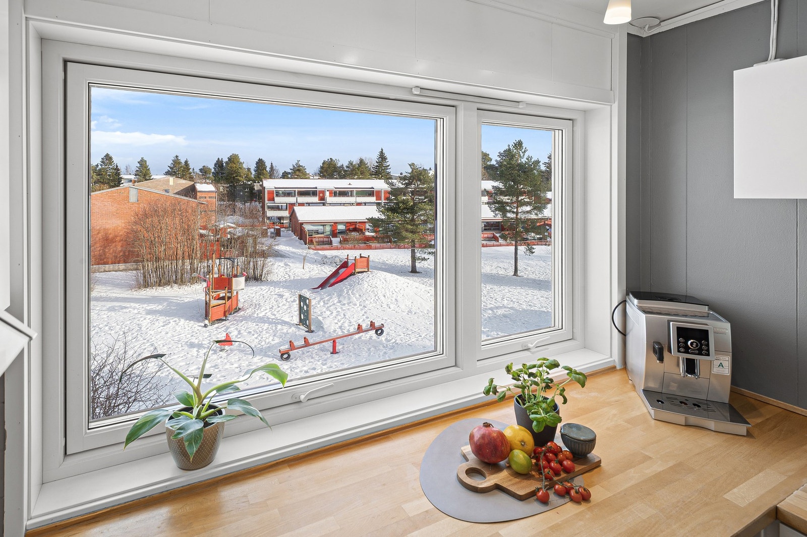 Utsikt fra kjøkkenvindu ut mot lekeplass. Galleribilde