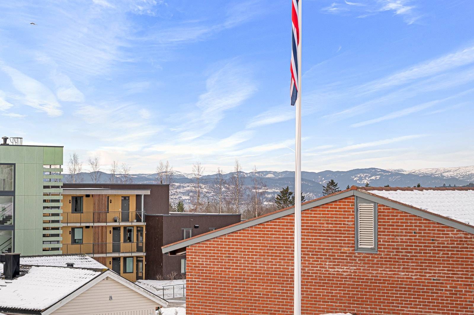 Det er kort gangavstand til lekeplasser, fotballbaner, dagligvare, barnehage, bussforbindelse og barneskole Galleribilde