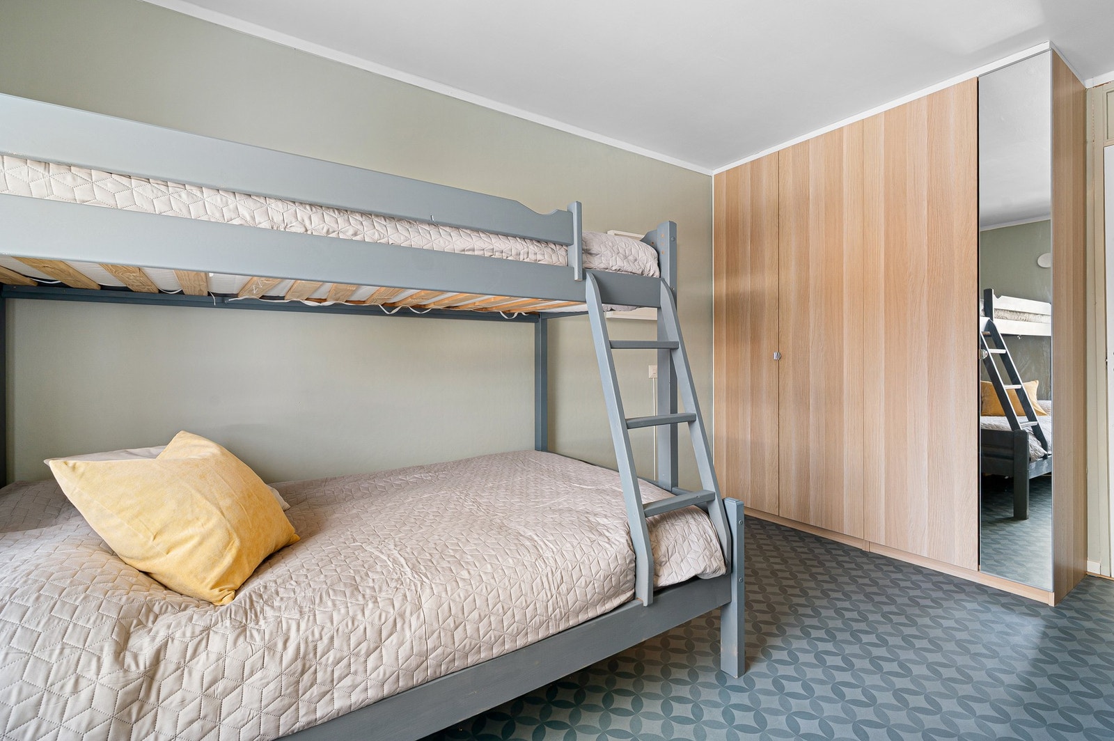 God plass til dobbeltseng og romslig garderobeskap. Galleribilde