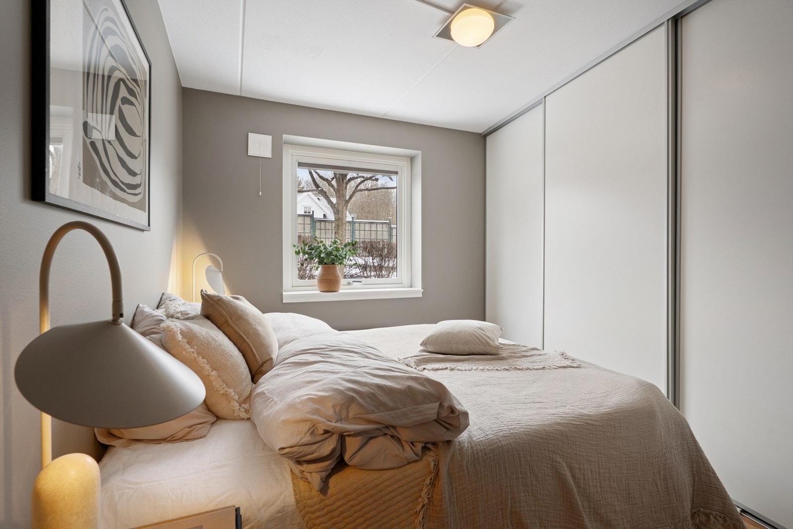 Boligens tre soverom er av god størrelse, alle med god plass til garderobeskap, seng og øvrig møblement. Galleribilde