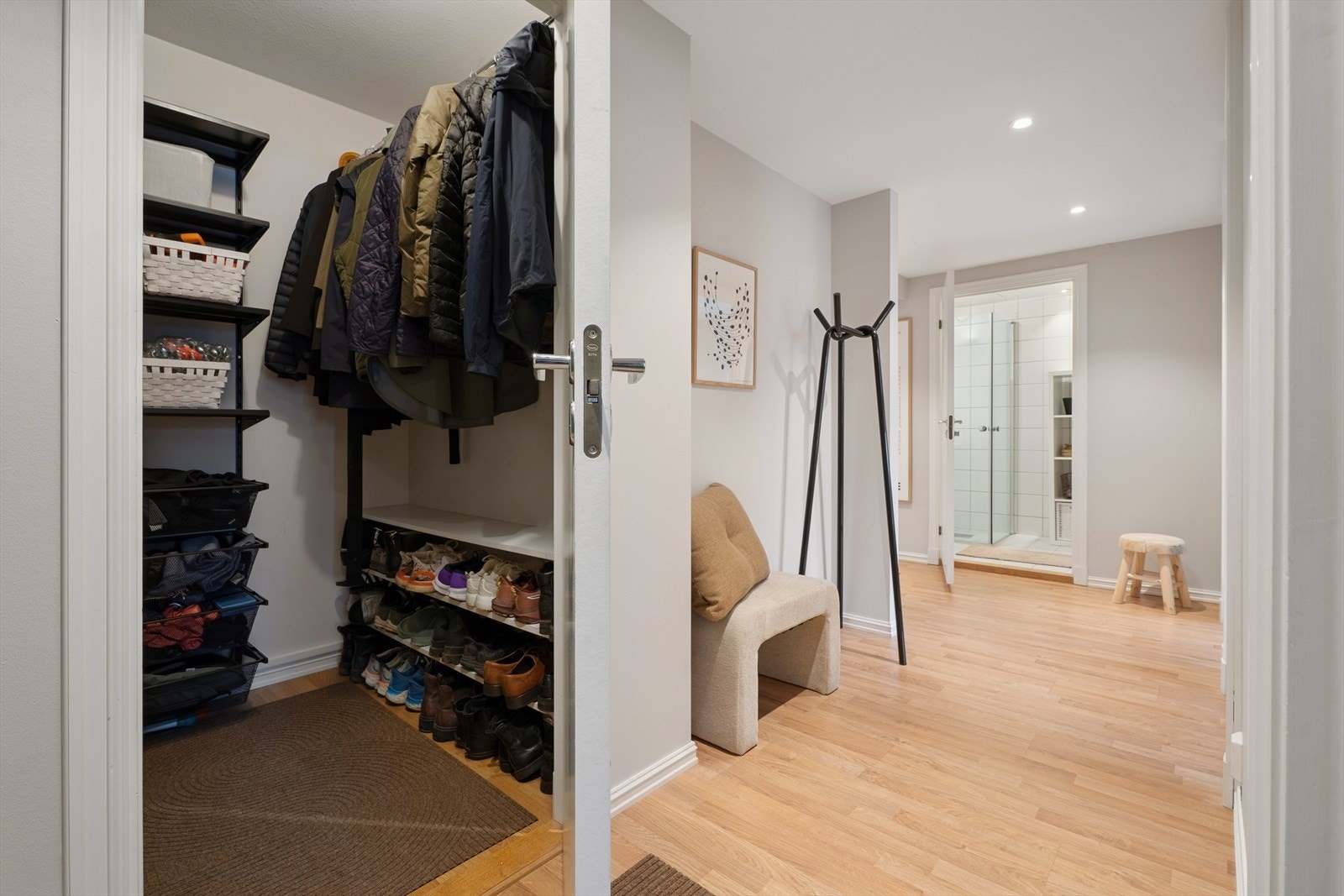 Praktisk innevendig bod for lagring til venstre for inngangspartiet. Galleribilde