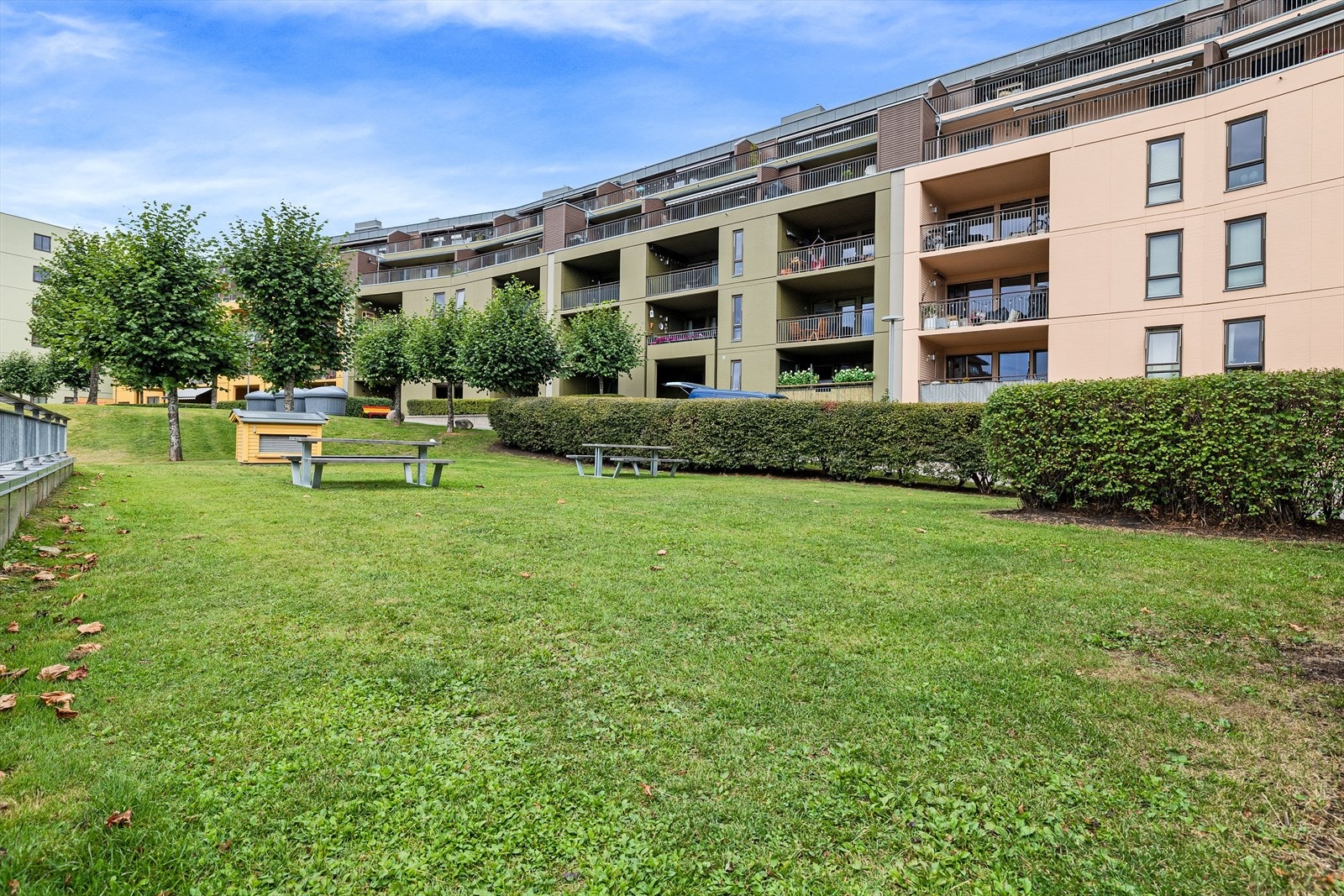 Med leiligheten følger garasjeplass med elbil-lader. Galleribilde