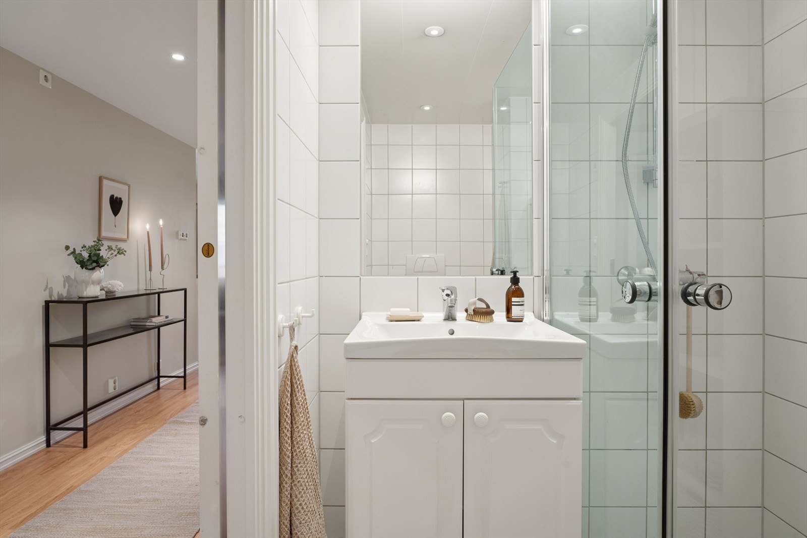 Flater på baderommene består av hvite fliser på vegger og gulv. Galleribilde