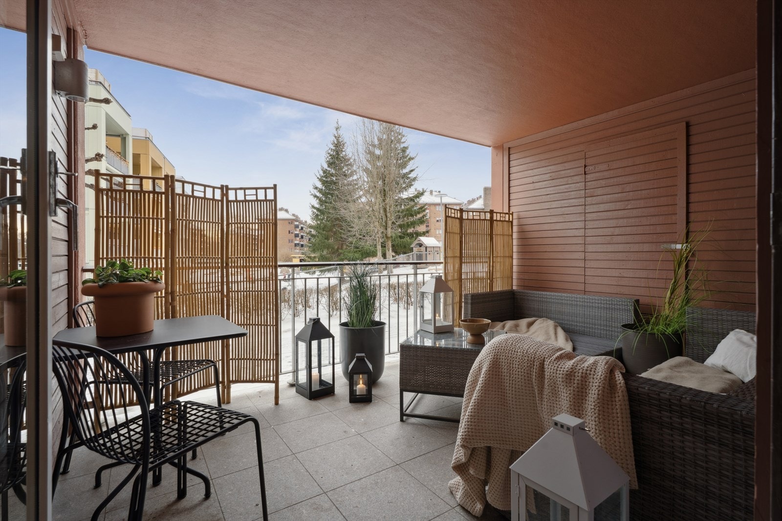 Fra stuen er det utgang til en stor solrik terrasse på ca 11 kvm. Galleribilde