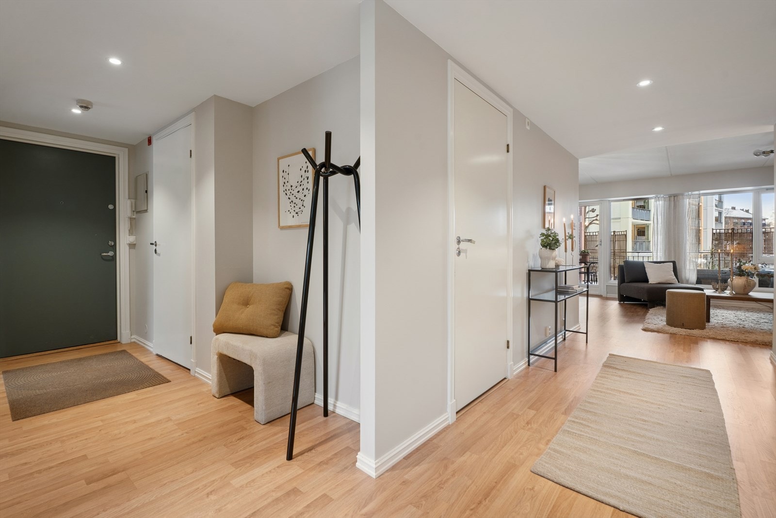 Entréen gir et godt førsteinntrykk av boligen. Galleribilde