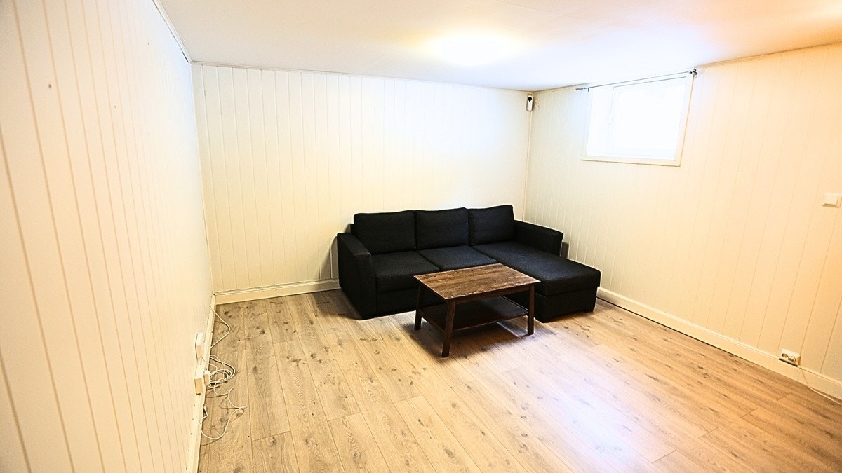 Lys og luftig stue med store vindusflater som slipper inn rikelig med dagslys. Galleribilde