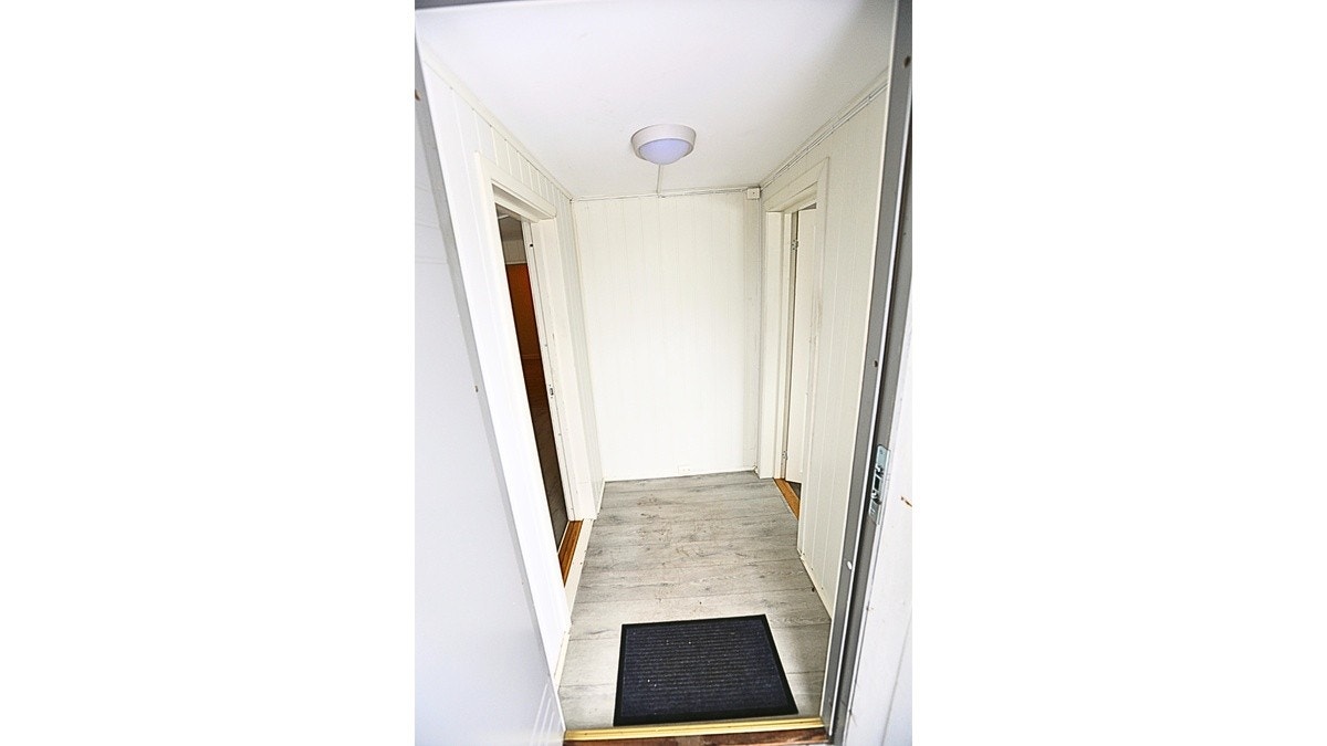 Lys og nymalt entré som gir et godt førsteinntrykk av boligen. Galleribilde