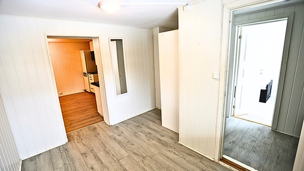 Praktisk gang med gode muligheter for oppbevaring av yttertøy og sko Galleribilde