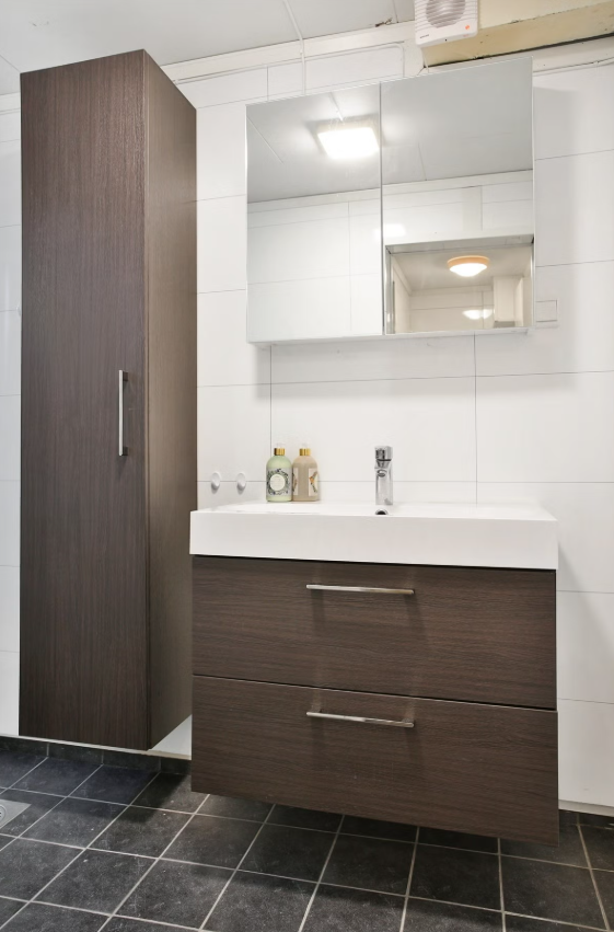 Bad med lekkert og delikat baderomsinnredning Galleribilde