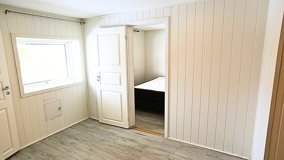 Lys mellomgang med moderne laminatgulv fra Pergo. Galleribilde