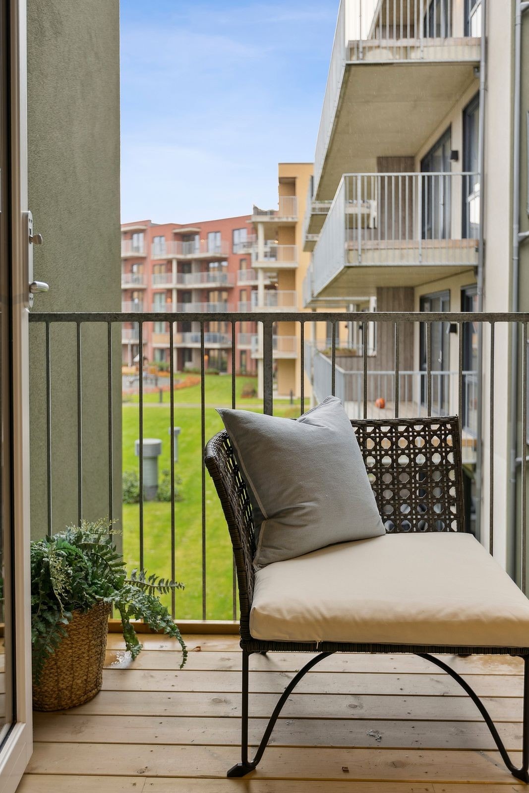 Leiligheten ligger i et rolig og attraktivt boområde med kort vei til kollektivtransport, butikker, turmuligheter og servicetilbud. Galleribilde