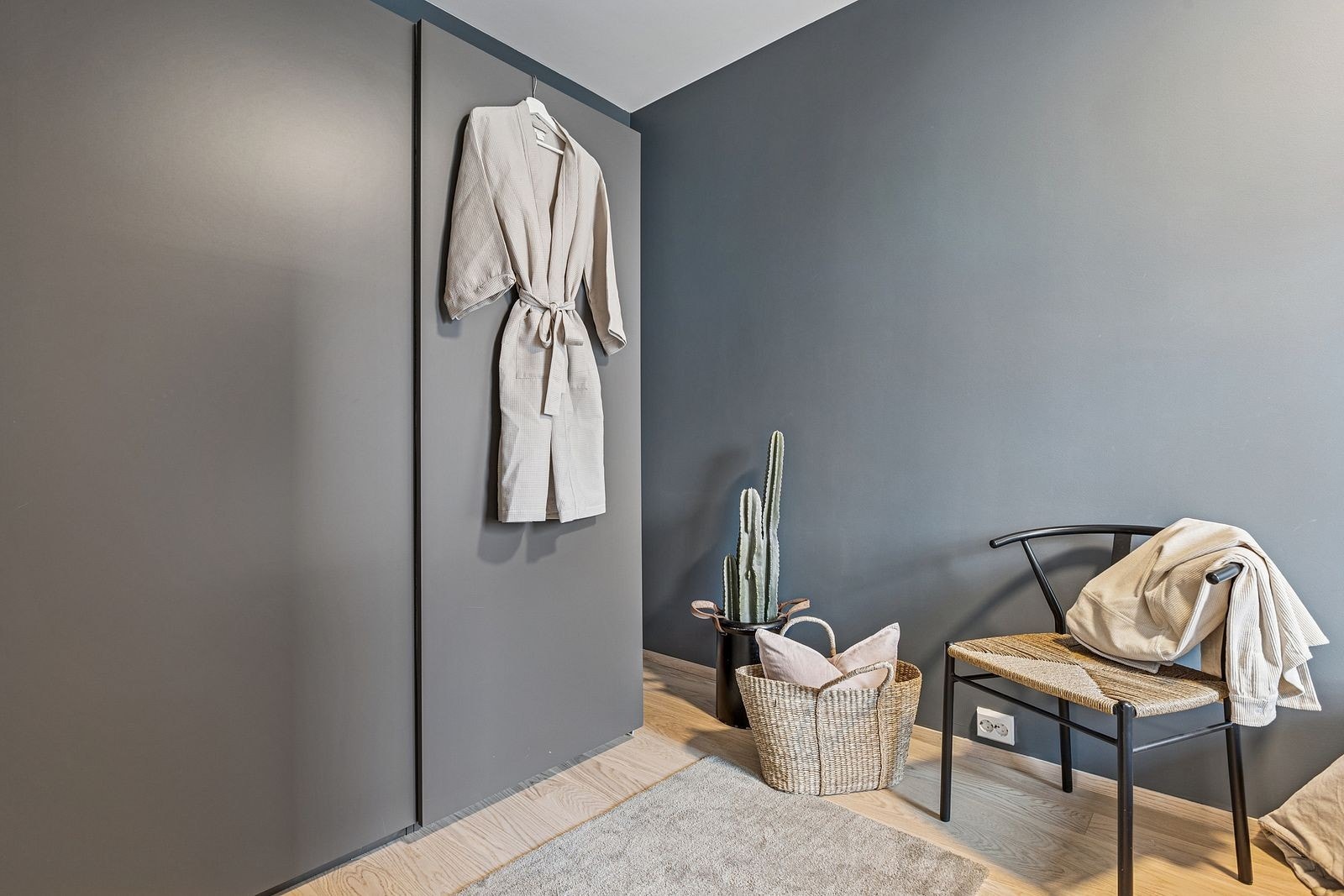 Her er det plass til både seng og oppbevaring, og rommet oppleves både funksjonelt og stilrent. Galleribilde