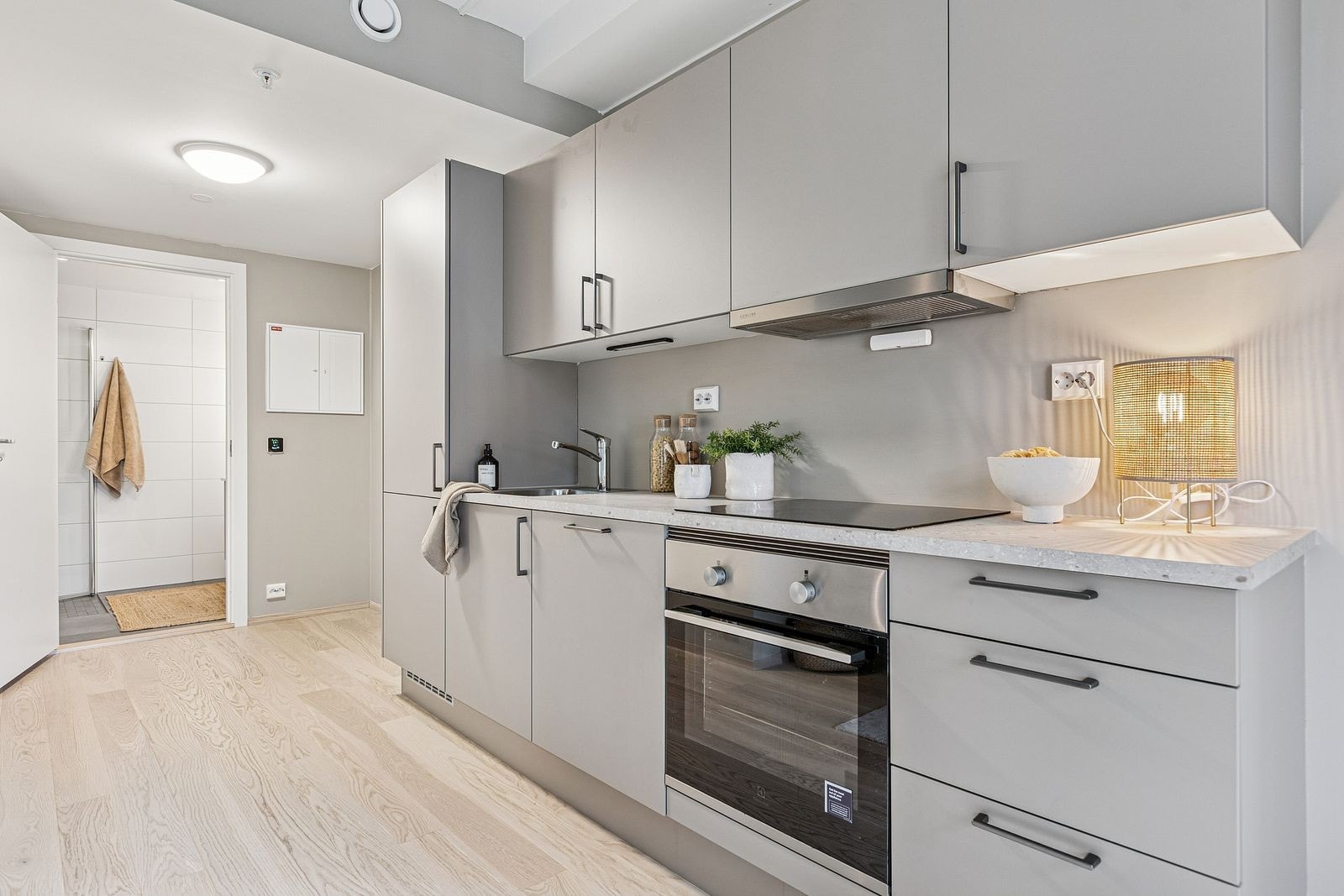 Kjøkkenet har slette fronter og godt med skapplass. Galleribilde