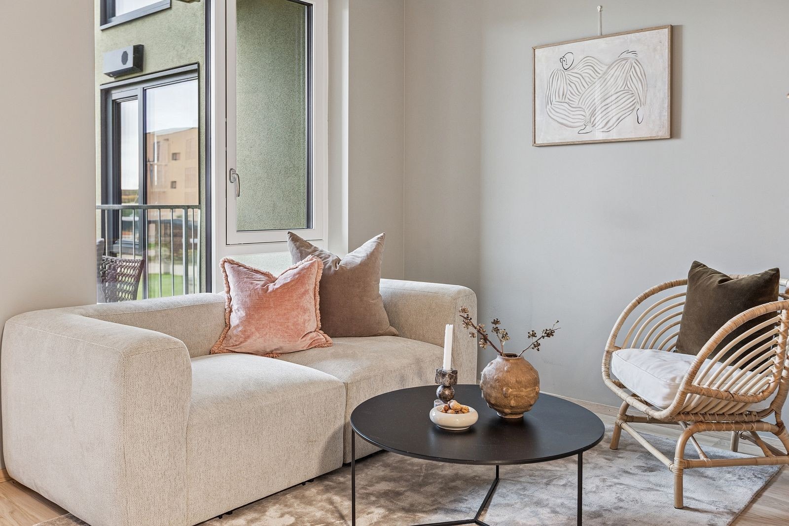 Store vindusflater gir masse naturlig lys til boligen. Galleribilde